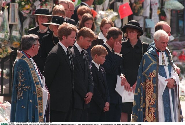 <p>
	<strong>1997: </strong>Tod von Lady Diana – Trauerfeier für die „König der Herzen“ in London. Diana, Princess of Wales, stirbt in der Nacht zum 31. August bei einem Autounfall in Paris zusammen mit ihrem Freund Dodi Al-Fayed. Die Nachricht ihres Todes löst weltweit eine Welle des Schocks und des Mitgefühls aus.</p>
