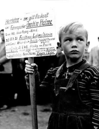 <p>
	<strong>1955:</strong> Kriegsgefangene – Bundeskanzler Konrad Adenauer verkündet am Ende seiner Visite in Moskau, dass die letzten 10.000 deutschen Kriegsgefangenen bald frei kommen werden. Im Aufnahmelager Friedland (Niedersachsen) werden viele Heimkehrer schon sehnsüchtig erwartet.</p>
