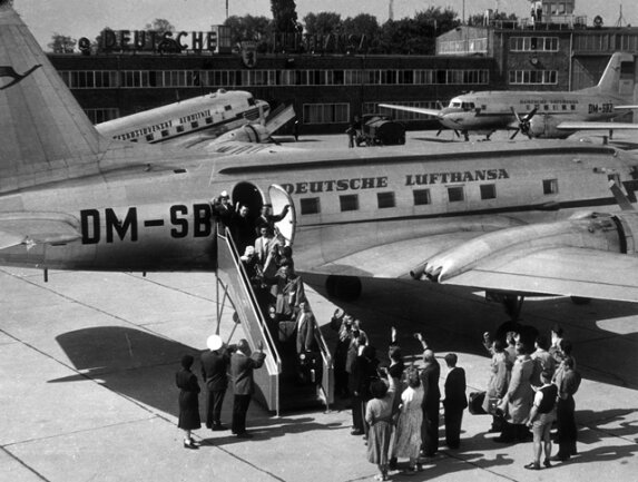 <p>
	<strong>1956:</strong> Lufthansa auf Linie – Die ein Jahr zuvor gegründete Deutsche Lufthansa der DDR eröffnet am 4. Februar den Linienverkehr – auf der Strecke Berlin–Warschau. 1963 werden Lufthansa und die 1958 gegründete Interflug zusammengelegt und unter dem Namen Interflug weitergeführt.</p>
