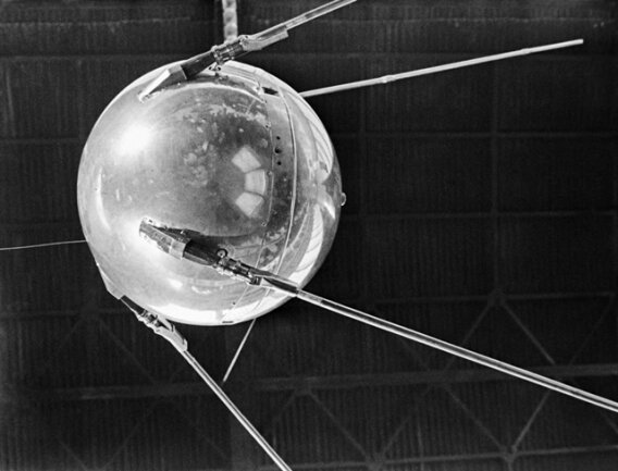 <p>
	<strong>1957: </strong>„Sputnik-Schock“ – Eine piepsende Blechkugel namens Sputnik versetzt die USA in Panik. Die Sowjetunion hat am 4. Oktober den ersten künstlichen Erdsatelliten ins All geschossen. Der Schulsternwarte Rodewisch (Vogtland) gelingt Tage später die erste Aufnahme des Sputniks in Europa.</p>
