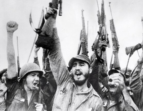 <p>
	<strong>1959:</strong> Revolution auf Kuba – Fidel Castro und seine Truppen, darunter Ché Guevara, besiegen Diktator Battista. Der flüchtet in die Dominikanische Republik. Am 8. Januar erreicht Castro die kubanische Hauptstadt Havanna, die Revolution siegt. Die USA reagieren mit einem Wirtschaftsembargo.</p>
