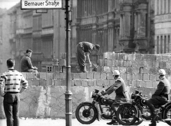 <p>
	<strong>1961:</strong> Mauerbau – Die DDR riegelt am 13. August die Sektorengrenze nach West-Berlin und den Außenring ab. In den folgenden Tagen beginnen Bautrupps damit, den Stacheldraht durch eine hohe Mauer zu ersetzen, die Berlin in zwei Hälften zerschneidet. Sie bleibt bis 1989 bestehen.</p>

