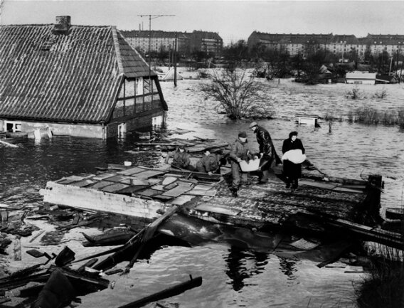 <p>
	<strong>1962:</strong> Sturmflut in Hamburg – An der deutschen Nordseeküste löst eine Sturmflut eine Katastrophe mit 340 Toten aus. Außergewöhnlich schwer betroffen ist Hamburg. Der damalige Innensenator Helmut Schmidt, später Bundeskanzler, spielt eine wichtige Rolle beim Rettungseinsatz.</p>
