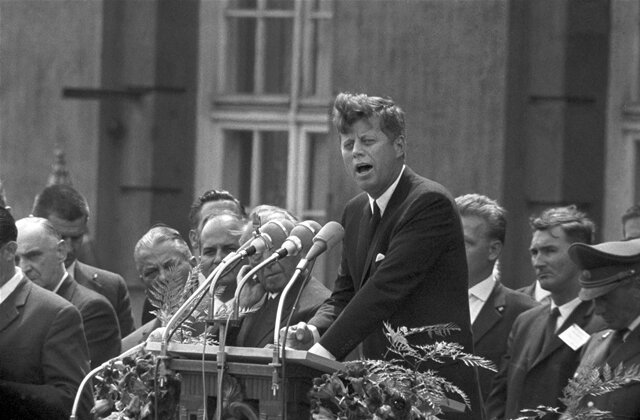 <p>
	<strong>1963: </strong>Kennedy in Berlin – „Ich bin ein Berliner“ ist ein berühmtes Zitat aus der Rede von US-Präsident John F. Kennedys am 26. Juni vor dem Rathaus Schöneberg. Einige Monate später, am 22. November, wird er in Dallas (Texas) bei einem Attentat von tödlichen Kugeln getroffen. Die Welt ist schockiert.</p>
