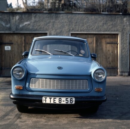 <p>
	<strong>1964:</strong> Ein Auto, ein Kult – Der Trabant 601 ist das dritte und meistgebaute Modell der in der DDR hergestellten Trabant-Baureihe. Er geht unter der Typenbezeichnung P601 bei Sachsenring Automobilwerke Zwickau in Serie – bis 1990. Der erste Typ der Modellreihe war ab 1957 der „Trabant 500“.</p>
