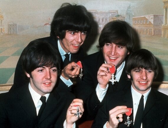 <p>
	<strong>1965:</strong> Ritterschlag für vier „Pilzköpfe“ – Die britischen Pop-Musiker The Beatles gehören zu den kommerziell erfolgreichste Bands der Musikgeschichte. Die britische Königin Elisabeth II. zeichnet die Beatles auf dem Höhepunkt ihre Karriere mit dem Orden Member of the British Empire aus.</p>
