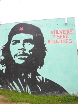 <p>
	<strong>1967:</strong> Tod eines Revolutionärs – Che Guevara wird in Bolivien von der Armee festgenommen und hingerichtet. Che war Guerillaführer, Arzt und einer der Köpfe der kubanischen Revolution. Nach seinem Tod wird er zum linken Mythos und „Popstar“. Auf Kuba ist er immer noch allgegenwärtig.</p>
