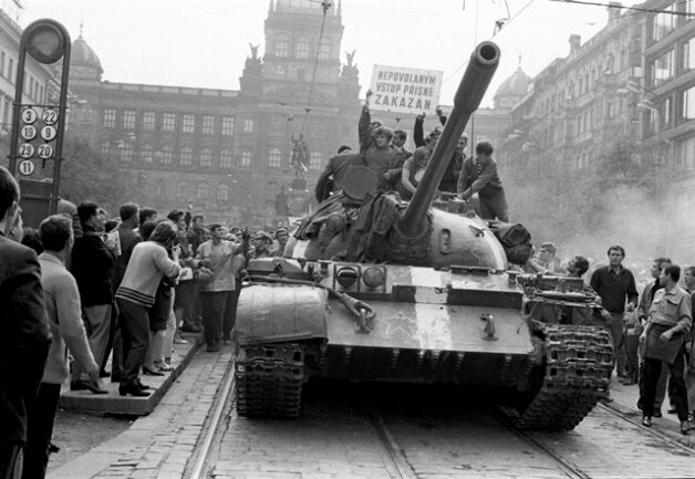 <p>
	<strong>1968: </strong>Prager Frühling – In der Tschechoslowakei werden die Reformbemühungen der KP unter Alexander Dubek gewaltsam beendet. In der Nacht zum 21. August marschieren Truppen des Warschauer Paktes ein. Der Traum vom „Sozialismus mit menschlichem Antlitz“ ist zu Ende.</p>
