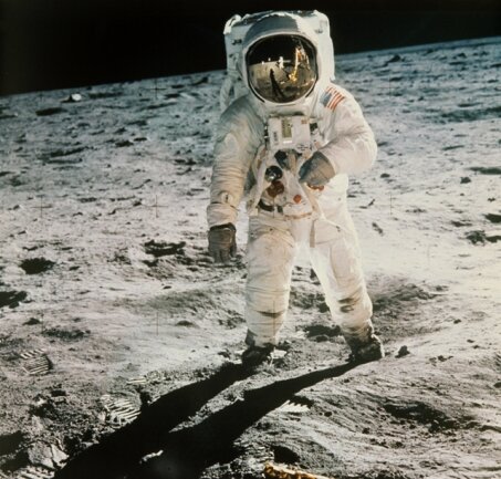 <p>
	<strong>1969: </strong>Mondlandung – Die USA gewinnen im Kalten Krieg den Wettlauf zum Mond gegen die Sowjetunion. Am 20. Juli setzt die Landefähre Eagle von Apollo 11 auf der Oberfläche im Meer der Ruhe auf. Der erste Mensch, der den Mond betritt, ist Neil Armstrong. Er stirbt 2012 mit 82 Jahren.</p>
