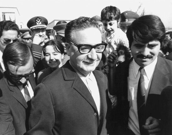 <p>
	<strong>1970: </strong>Allende in Chile – Bei den Präsidentschaftswahlen geht der Sozialist Salvador Allende knapp als Sieger hervor. Schon drei Jahre später endet seine Regierungszeit durch einen von den USA unterstützten Militärputsch. Eine Junta unter Augusto Pinochet regiert Chile daraufhin bis 1990.</p>
