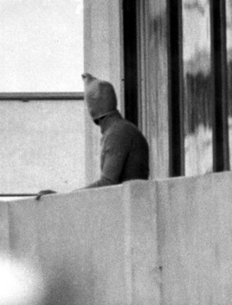 <p>
	<strong>1972:</strong> Olympia-Attentat – Mitglieder einer palästinensischen Terrorgruppe stürmen das Quartier des israelischen Teams während der Spiele in München und nehmen elf Geiseln. Die Befreiungsaktion auf einem Militärflughafen scheitert. Alle Geiseln, ein Polizist und fünf Terroristen sterben.</p>
