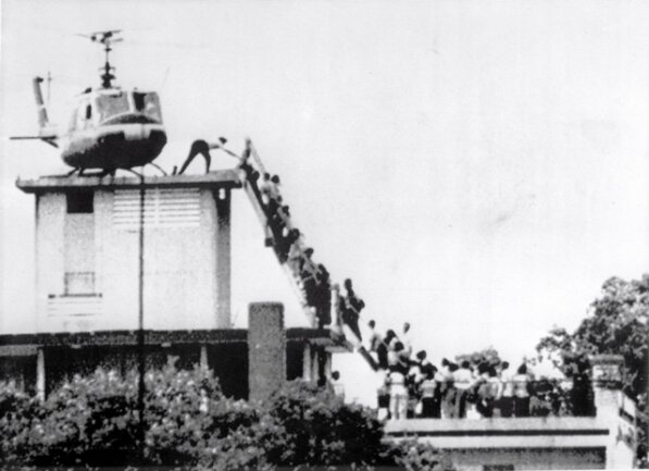 <p>
	<strong>1975:</strong> Ende des Vietnamkriegs – US-Hubschrauber fliegen am Morgen des 30. April vom Dach eines CIA-Gebäudes in Saigon die letzten US-Bürger und Flüchtlinge aus. Weniger später rücken die nordvietnamesischen Streitkräfte in die Stadt ein. Es ist das Schlusskapitel eines brutalen Krieges.</p>
