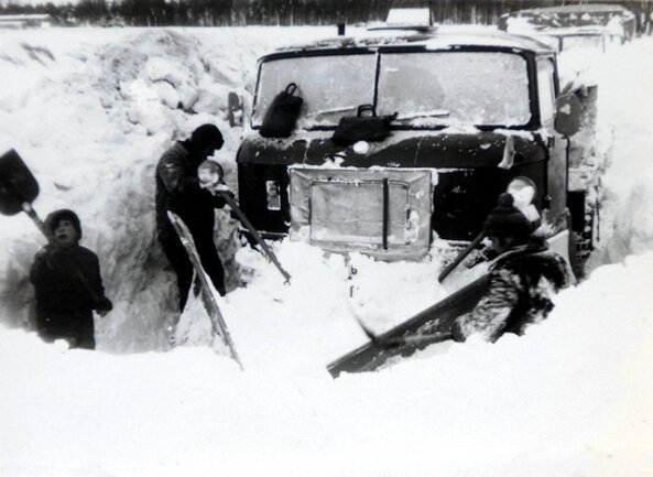 <p>
	<strong>1978: </strong>Schneechaos – Der Winter hat zum Jahreswechsel 1978/79 weite Teile Nord- und Mitteldeutschlands fest im Griff. In der DDR sind Soldaten im Einsatz, um der Schneemassen Herr zu werden. Auch die Energieversorgung macht Probleme, weil die Braunkohletagebaue eingefroren sind.</p>
