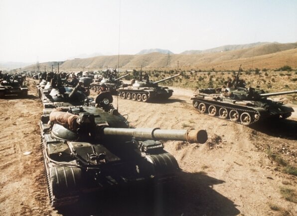 <p>
	<strong>1979:</strong> Sowjetischer Einmarsch in Afghanistan – Zu Weihnachten überschreiten Soldaten der Roten Armee die Grenze nach Afghanistan. Moskau greift in den Bürgerkrieg ein, installiert eine sowjettreue Regierung. Es beginnt ein zehn Jahre andauernder Konflikt mit Widerstandsgruppen der Mudschahidin.</p>
