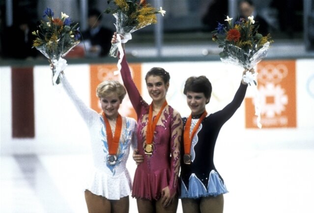 <p>
	<strong>1984: </strong>Gold für Katarina Witt – Bei Olympia 1984 in Sarajewo holt die 18-Jährige erstmals Gold im Eiskunstlauf. Die mehrfache Welt- und Europameisterin, die ihre schulische und sportliche Ausbildung in Karl-Marx-Stadt erhält und ab 1977 von Jutta Müller trainiert wird, wiederholt ihren Olympiasieg 1988.</p>
