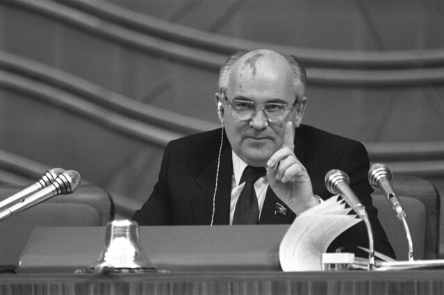 <p>
	<strong>1985: </strong>Gorbatschows Aufstieg– Mit 54 Jahren wird Michail Gorbatschow zum zweitjüngsten Generalsekretär in der Geschichte der Kommunistischen Partei der Sowjetunion gewählt - und schnell zum Hoffnungsträger. Mit Glasnost und Perestroika leitet der Reformer das Ende des Kalten Krieges ein.</p>
