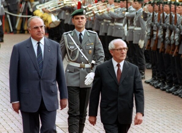 <p>
	<strong>1987:</strong> Honecker in Bonn – SED-Generalsekretär Erich Honecker wird am 7. September mit allen protokollarischen Ehren eines Staatsbesuchers in Bonn von Bundeskanzler Helmut Kohl zu einem Arbeitsbesuch empfangen. Es ist Honeckers trügerischer Triumph, wie sich knapp drei Jahre später herausstellt.</p>
