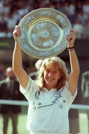 <p>
	<strong>1988:</strong> Golden Slam – Steffi Graf siegt in diesem Jahr bei allen vier Grand-Slam-Turnieren (Melbourne, Paris, Wimbledon und New York) sowie bei Olympia in Seoul. Sie ist damit die erste und bisher einzige Tennisspielerin, die den „Golden Slam gewinnt“. In ihrer Karriere holt sie 22 Grand-Slam-Titel.</p>
