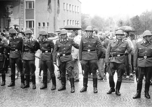 <p>
	<strong>1989:</strong> Die Wende – Montagsdemonstrationen leiten in der DDR die Wende im Herbst 1989 ein. Nicht nur in Leipzig gehen die Menschen auf die Straße, sondern in vielen anderen Städten auch. In Plauen demonstrieren am 7. Oktober rund 15.000 Menschen gegen das DDR-Regime.</p>
