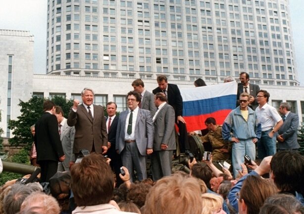 <p>
	<strong>1991:</strong> Augustputsch in Moskau – Kommunistische Hardliner putschen am 19. August gegen Gorbatschow. Der neue starke Mann im Kreml wird der damalige russische Präsident Boris Jelzin, der sich dem Umsturz entgegenstellte. Gorbatschow verlor seine Macht in Moskau, die Sowjetunion zerfiel.</p>
