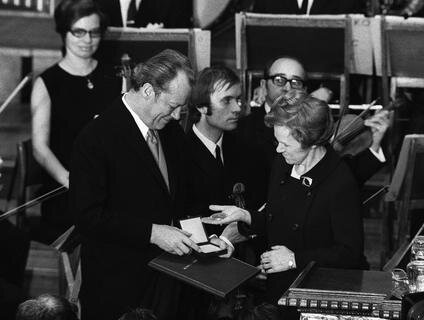 <p>
	<strong>1971: </strong>Nobelpreis für Willy Brandt – Der Bundeskanzler erhält den Friedensnobelpreis für seine Entspannungs- und Ostpolitik. Hinzu kommt der Grundlagenvertrag mit der DDR. 1970 hatte er sich in Erfurt zum deutsch-deutschen Gipfeltreffen mit dem DDR-Ministerpräsidenten Willi Stoph getroffen.</p>
