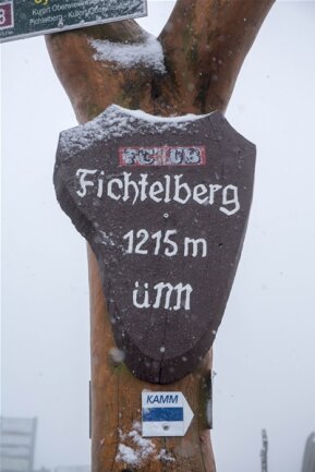 <p>
	Die Temperatur sank am Samstagnachmittag auf dem Fichtelberg auf - 1Grad Celsius, dazu gab es Schneefall.</p>
