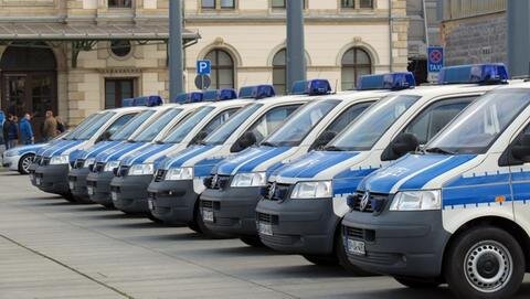 <p>
	Vor dem Chemnitzer Hauptbahnhof stand ein Großaufgebot der Polizei bereit.</p>
