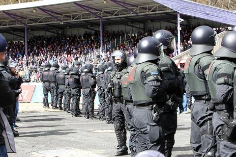 <p>
	Polizeipräsenz im Stadion.</p>
