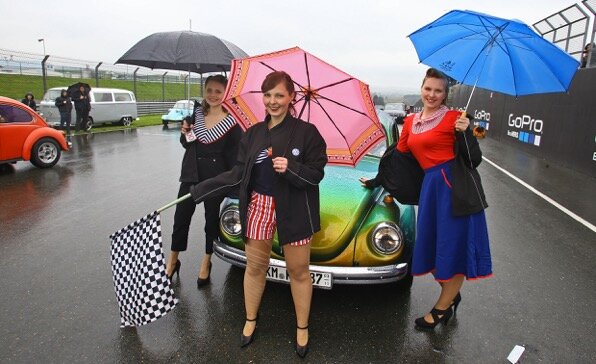 <p>
	Teilnehmer des 23. VW Käfer-Treffens &quot;Ferdinands Festival&quot; am Stausee Oberwaldwaren am Samstag mit Regenschirm und Zielflagge dabei.</p>

