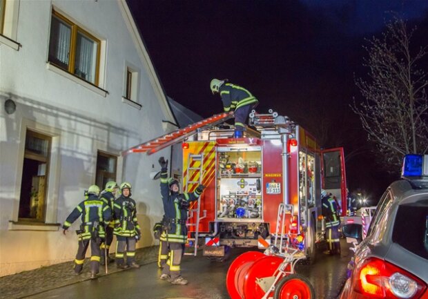 <p>
	Den 35 Einsatzkräften der Freiwilligen Feuerwehren Bärenstein, Sehma, Buchholz und Annaberg gelang es jedoch, den Brand schnell zu löschen. Anschließend belüfteten sie das Gebäude mit einem Hochdrucklüfter.</p>
<p>
	&nbsp;</p>
