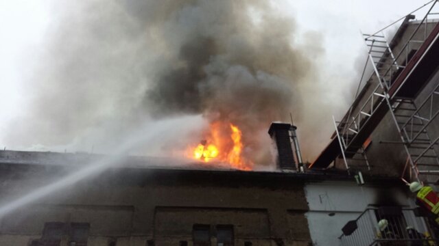 <p>
	Nach Angaben der Regionalleitstelle Zwickau brannte das Dach in voller Ausdehnung.</p>
