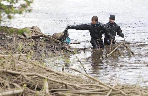 <p>
	Dafür habe die Landestalsperrenverwaltung den Wasserstand in dem Flussbett abgesenkt, sagte ein Sprecher der Polizei Leipzig.</p>
