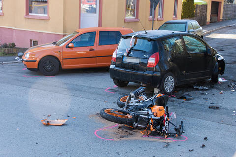 <p>
	Der Kradfahrer verlor durch die Wucht des Aufpralls seinen Helm und wurde schwer verletzt.</p>
