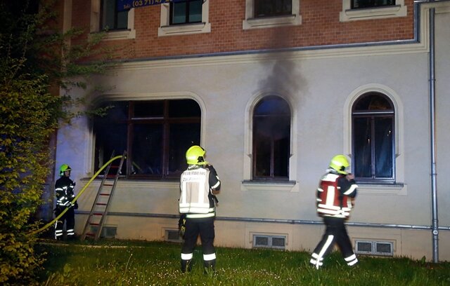 <p>
	Wie die Polizei am Sonntag meldete, war ein Sofa in der Erdgeschosswohnung in Brand geraten.</p>
