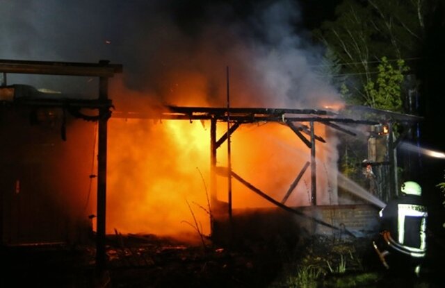 <p>
	In der Nacht zu Sonntag ist in einem unbewohnten Haus am Grenzweg ein Feuer ausgebrochen.</p>
