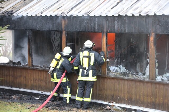 <p>
	Laut Rettungsleitstelle Zwickau waren die Feuerwehren von Aue, Aue-Alberoda und Lößnitz im Einsatz.</p>
