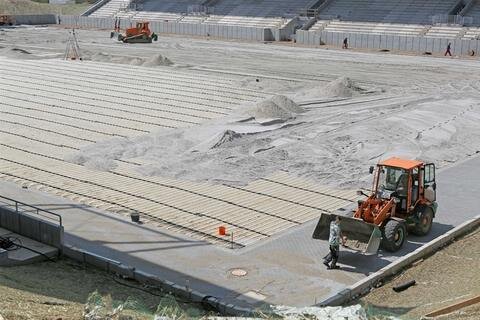 <p>
	Über das rund 7000 Quadratmeter große Spielfeld schlängeln sich weiße Kunststoffrohe. Die Rasenheizung ist eine Voraussetzung ab der dritten Liga. Sie soll sicherstellen, dass das Stadion auch im Winter genutzt werden kann.</p>
