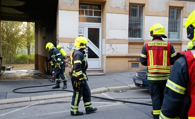 <p>
	Nach Angaben der Polizei brannte am Freitagabend gegen 19.30 Uhr zunächst ein Restmüllcontainer an der Clausstraße im Hinterhof der Steinhauspassage.</p>

