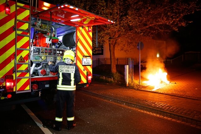 <p>
	An der Kreuzung Zietenstraße / Fürstenstraße brannte kurz vor Mitternacht ein Papiercontainer, an der Zietenstraße 76 eine blaue Papiertonne.</p>
