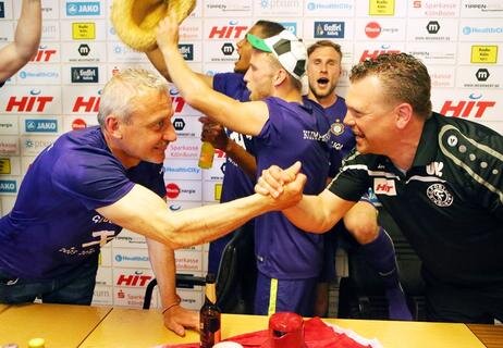 <p>
	Kölner Gratulation: Pavel Dotchev und Uwe Koschinat.</p>
