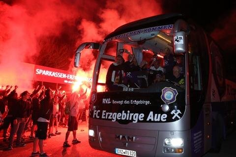 <p>
	Fans des FC Erzgebirge Aue haben ihrer Mannschaft am Sonntagfrüh einen frenetischen Empfang bereitet und den Aufstieg der Veilchen in die zweite Liga bejubelt.</p>
