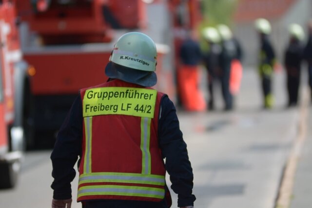 <p>
	Im Einsatz war die Feuerwehr Freiberg mit sechs Fahrzeugen und 26 Einsatzkräften. Zur Höhe des Sachschadens konnte die Polizei noch keine Angaben machen.</p>
