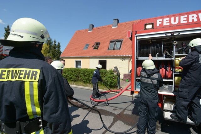 <p>
	Zu einem Hausbrand an der Thomas-Müntzer-Straße ist die Freiberger Feuerwehr am Dienstagmittag gegen 12.30 gerufen worden.</p>
