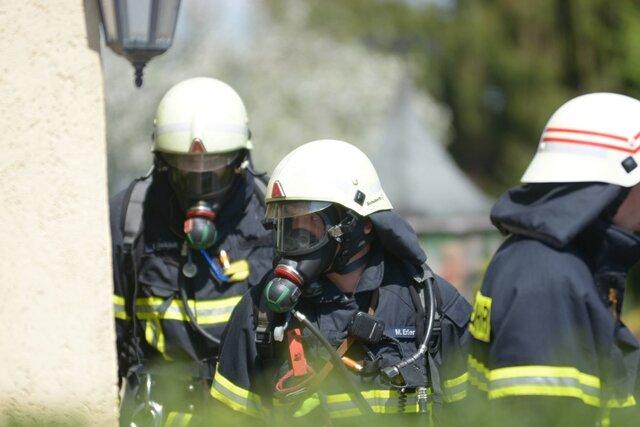 <p>
	Die Flammen konnten von den Einsatzkräften unter Atemschutz mit einem Strahlrohr schnell gelöscht werden.</p>
