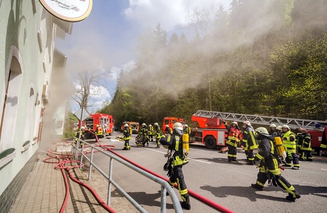 <p>
	Die alarmierten Feuerwehren rückten mit etwa 100 Einsatzkräfte in 20 Fahrzeugen zu dem unbewohnten Gebäude an der Bundesstraße 171 aus.&nbsp;</p>
