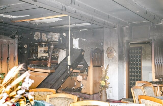 <p>
	Nach ersten Aussagen konnte unter Zuhilfenahme einer Wärmebildkamera ein Brand im Bereich hinter dem Tresen in der Gaststube als Ursache ermittelt werden. Nachdem dieser gelöscht war, wurde das Haus belüftet.<br />
	&nbsp;</p>
