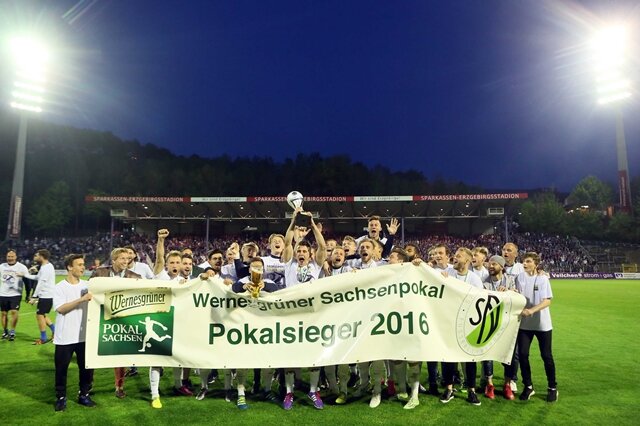 <p>
	Aufstieg perfekt gemacht, Sachsenpokal gewonnen - die Feiertage des FC Erzgebirge Aue gehen weiter. Drei Tage nachdem die Veilchen mit einem Sieg den Aufstieg in die 2. Bundesliga eingetütet hatten, entschieden sie auch das Sachsenpokalfinale gegen den FSV Zwickau für sich.</p>
