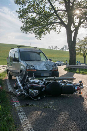 <p>
	Der Motorradfahrer musste verletzt in ein Krankenhaus geflogen werden.</p>
