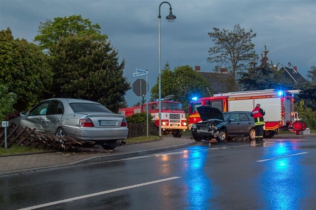 <p>
	Bei einem Verkehrsunfall in Lichtenwalde sind am Freitag drei Personen verletzt worden.</p>

