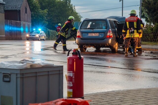 <p>
	Im Einsatz waren neben Rettungsdienst und Polizei auch zehn Kameraden der Freiwilligen Feuerwehr Lichtenwalde, um auslaufende Betriebsmittel zu binden und die Unfallstelle zu sichern.</p>
